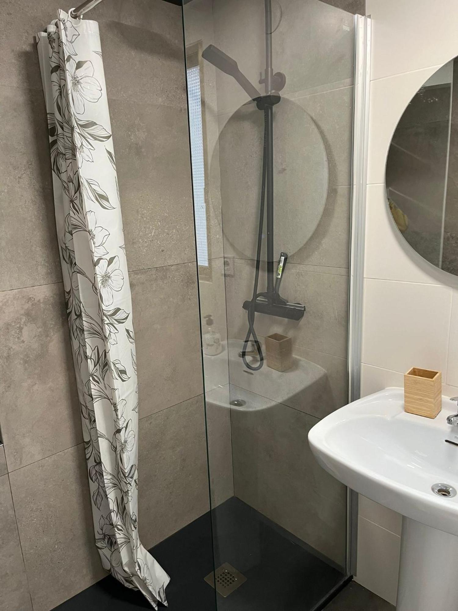 Centrally-Located, Spacious Flat At Historic Centre & Short Walk To Beach Alicante Exterior photo