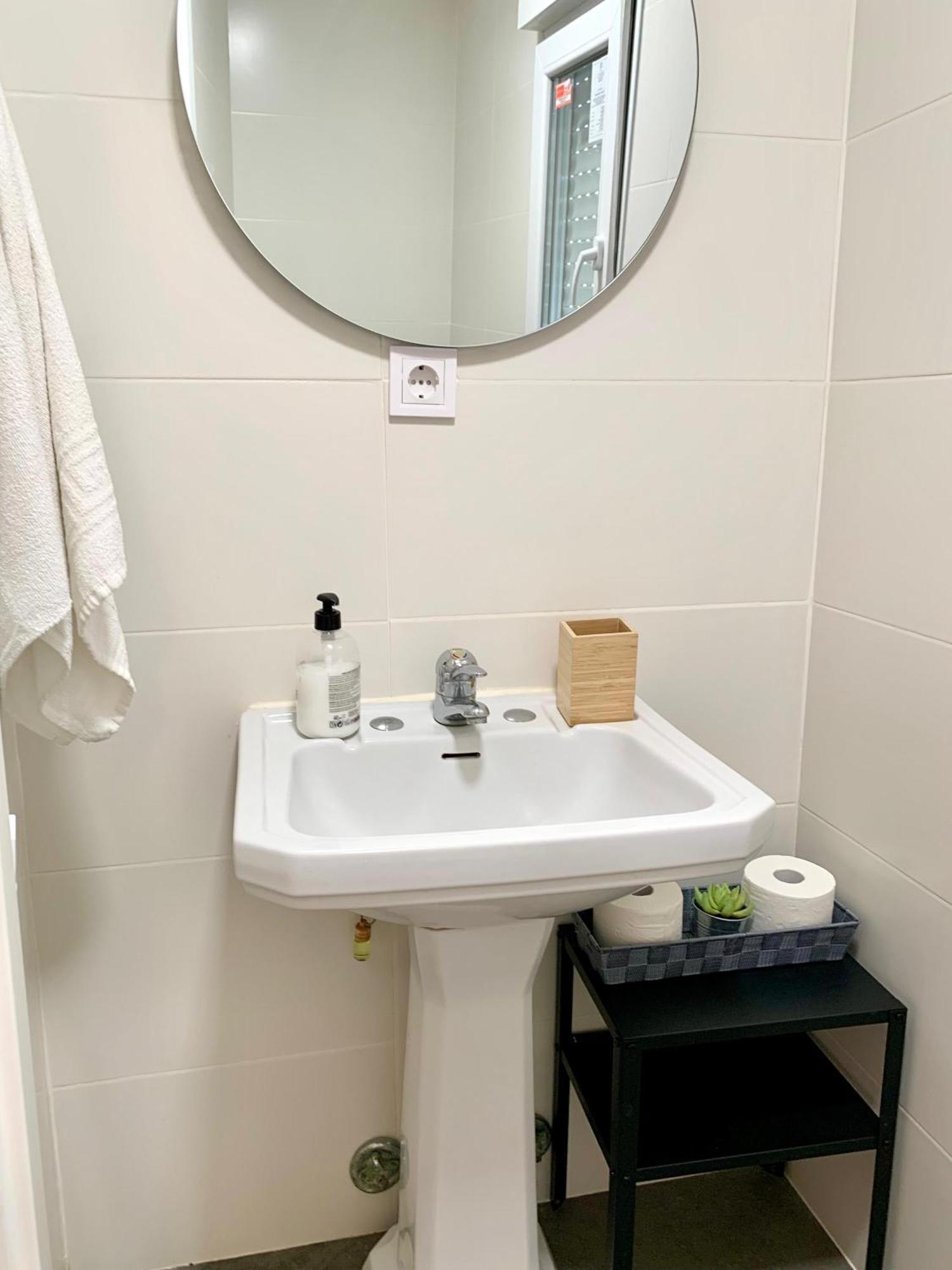 Centrally-Located, Spacious Flat At Historic Centre & Short Walk To Beach Alicante Exterior photo